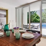Hedonia With Heated Pool, Diklo بيت ضيافة زادار