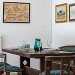 Hedonia With Heated Pool, Diklo بيت ضيافة