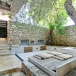Hedonia With Heated Pool, Diklo بيت ضيافة زادار