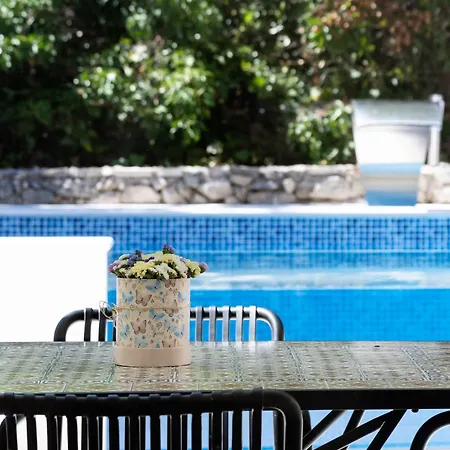 Hedonia With Heated Pool, Diklo Πανσιόν