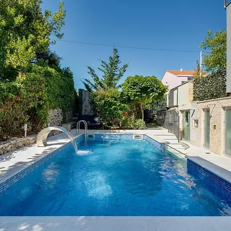 Hedonia With Heated Pool, Diklo Гостевой дом *