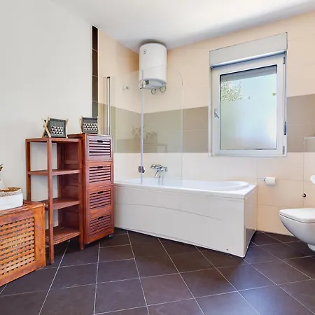 Hedonia With Heated Pool, Diklo