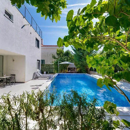 Hedonia With Heated Pool, Diklo *