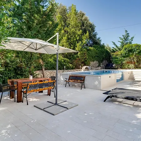 Hedonia With Heated Pool, Diklo Гостевой дом