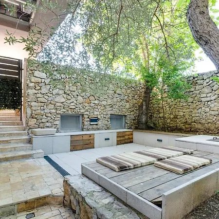 Hedonia With Heated Pool, Diklo Affittacamere Zara