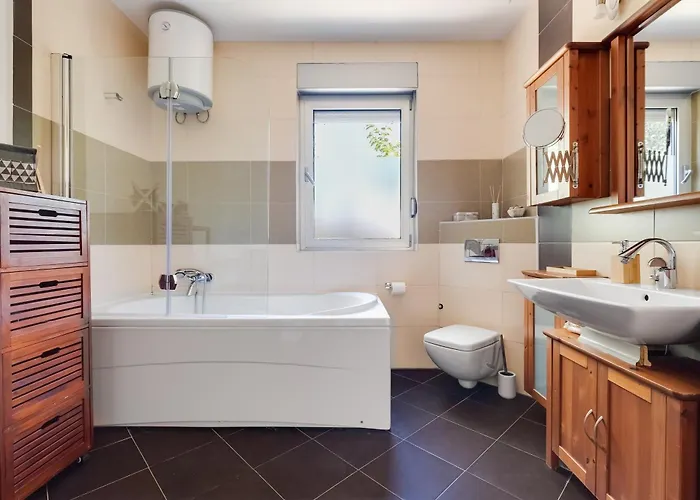 Hedonia With Heated Pool, Diklo Penzion Zadar