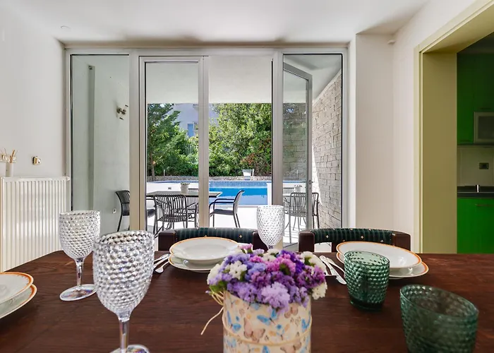 Hedonia With Heated Pool, Diklo