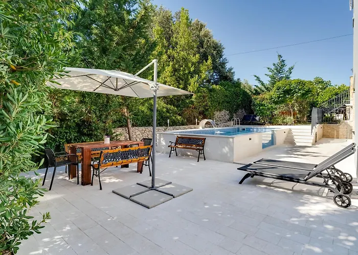 Hedonia With Heated Pool, Diklo Penzion